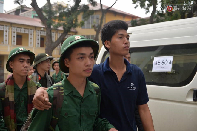 Những giọt nước mắt bịn rịn của người thân ngày tiễn tân binh lên đường nhập ngũ Những giọt nước mắt bịn rịn của người thân ngày tiễn tân binh lên đường nhập ngũ